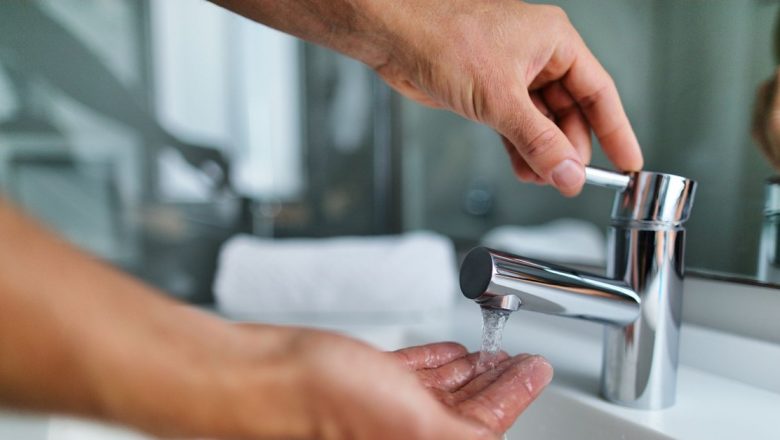 De ce apa de la robinet nu este ideală pentru spălarea feței: O analiză detaliată a riscurilor și soluțiilor