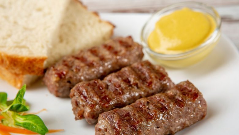 Pericolele consumului de mici la grătar: Ce trebuie să știm pentru a ne proteja sănătatea
