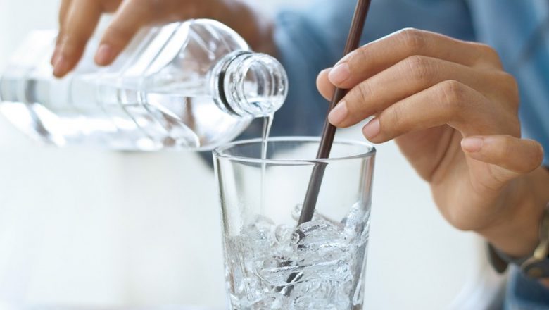 Riscurile consumului de apă rece în timpul caniculei: Ce ar trebui să știm pentru a ne proteja sănătatea