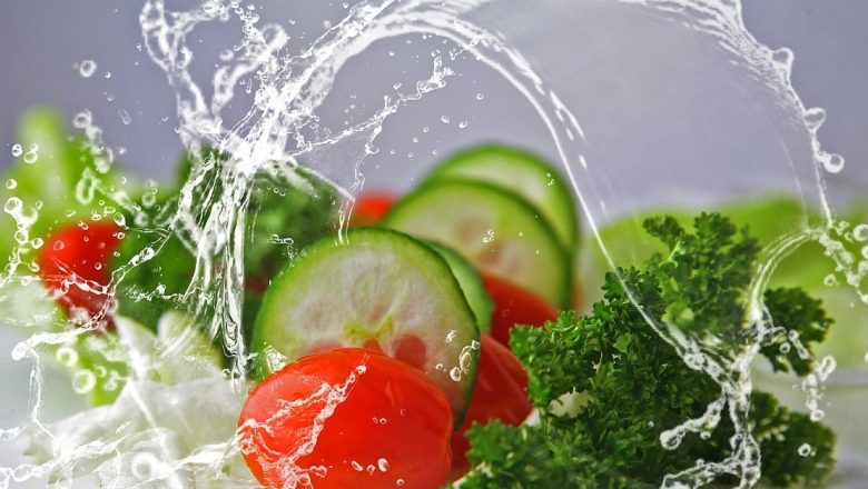 Ghidul Alimentației în Zilele Caniculare: Ce Să Consumăm pentru a Ne Menține Sănătoși și Hidratați