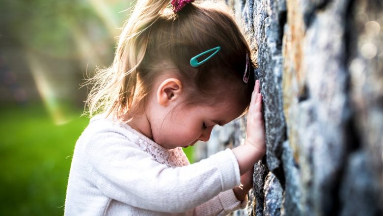 Identificarea Semnelor de Anxietate la Copii: Ghid pentru Părinți și Educatori
