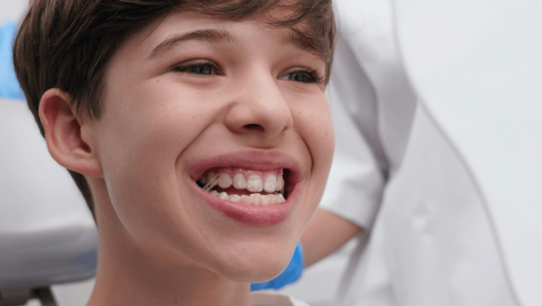 Aparatele dentare invizibile: Inovația care transformă zâmbetele fără a atrage atenția
