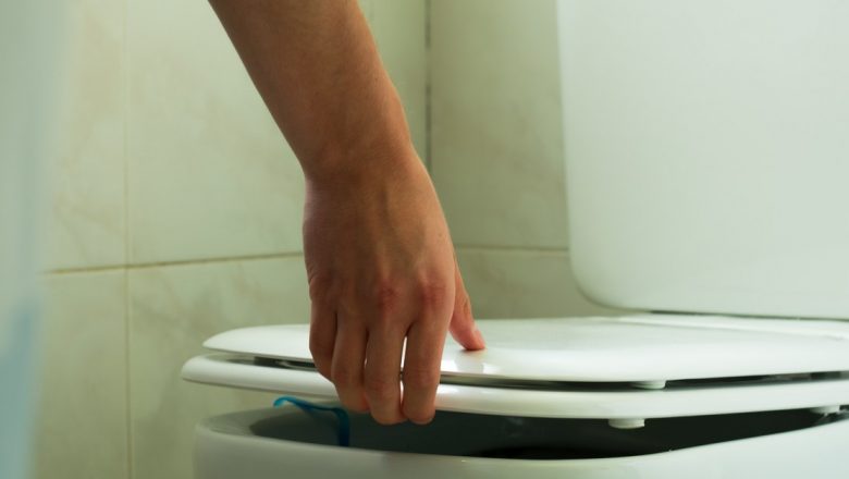 Importanța Poziției Corecte în Urinare: De Ce Bărbații Ar Trebui Să Se Așeze