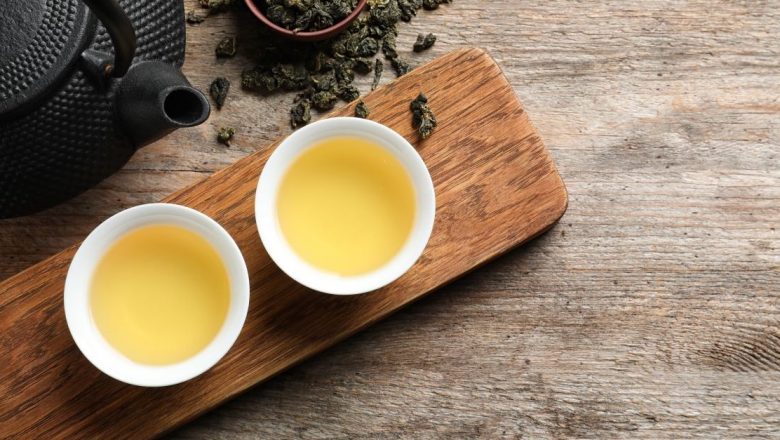 Ceaiul de Coji de Nucă: Un Remediu Natural pentru Fumători și Beneficiile Sale asupra Sănătății