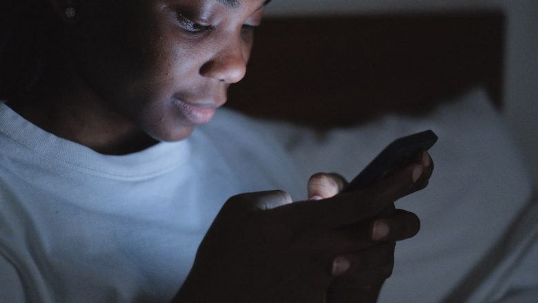 Impactul Timpului Petrecut pe Telefon Asupra Sănătății Mintale: O Analiză Detaliată