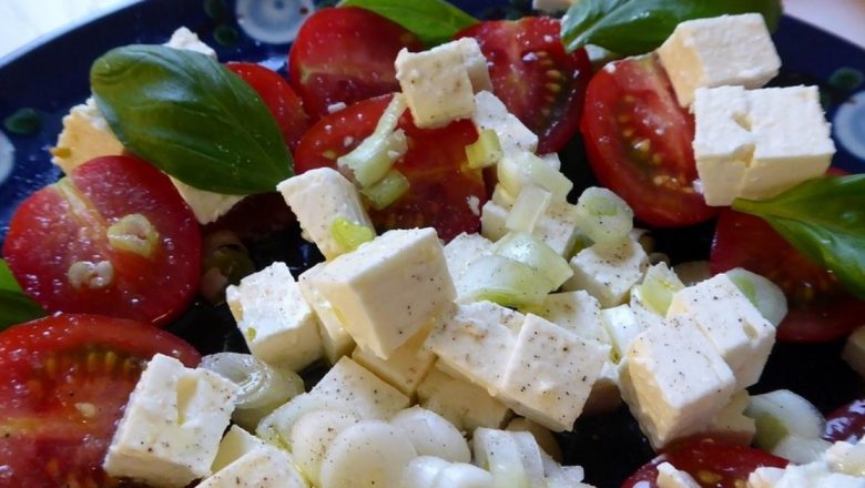 Brânza și Roșiile: O Combinare Delicioasă, Dar Periculoasă pentru Sănătate?