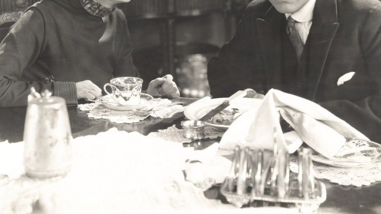 Mămăliga: Alimentul de Bază al Românilor Acum 100 de Ani și Impactul Său Asupra Dietei Contemporane