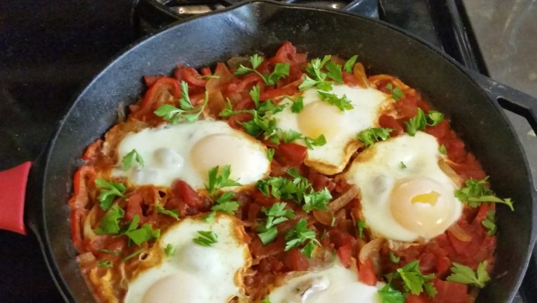 Shakshuka: Rețeta Delicioasă și Ieftină pentru un Mic Dejun Sănătos