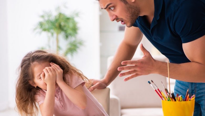 Cum să recunoști părinții narcisiști: trăsături, efecte asupra copiilor și cum să le faci față