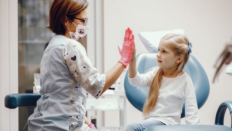 Rolul Fundamental al Medicului Stomatolog în Sănătatea Orală a Copiilor: O Investiție în Viitorul Zâmbetului