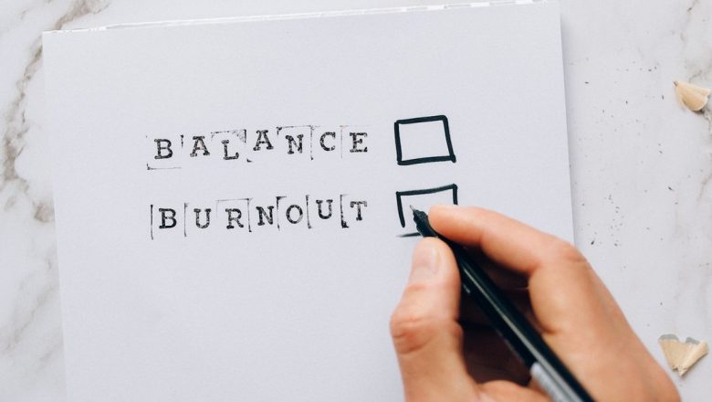 Burnout-ul: Înțelegerea, Combaterea și Implicațiile Epuizării Emoționale la Locul de Muncă