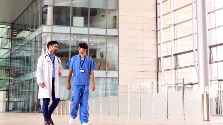 Medicul Primar vs. Medic Specialist: O Analiză Detaliată a Diferențelor și Implicațiilor în Sistemul Sanitar