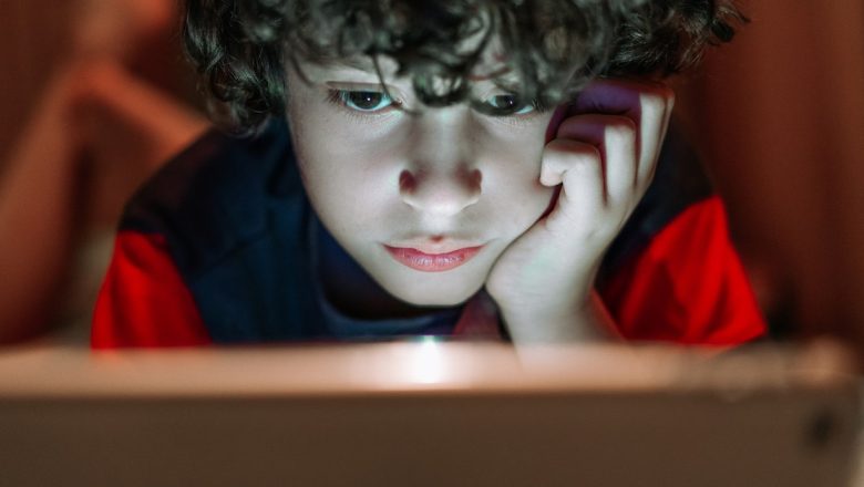 Impactul ecranelor asupra sănătății vizuale a copiilor: Un apel urgent pentru părinți