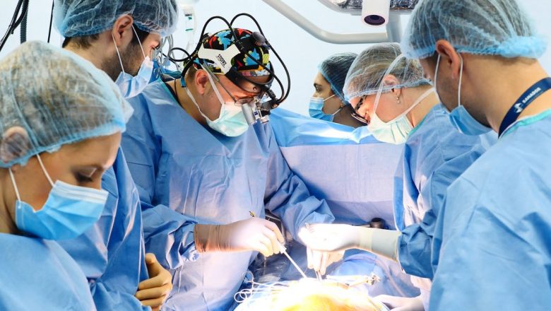 Evoluția Chirurgiei Cardiovasculare Minim Invazive în România: Un An de Inovație la Spitalul Clinic SANADOR