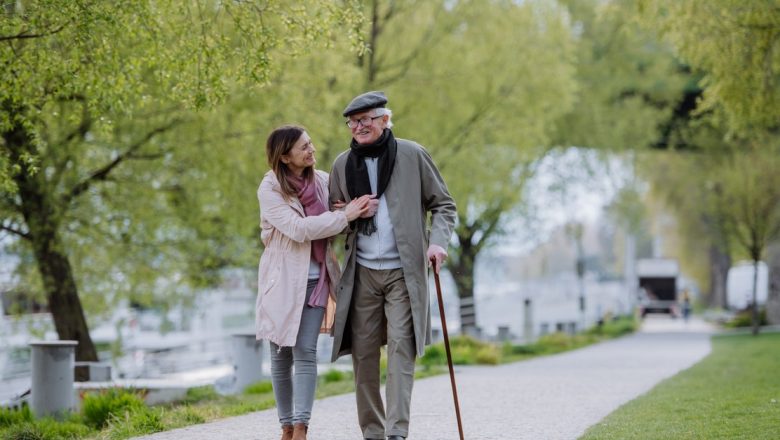 Semnele Precoce ale Demenței: Cum Poate Mersul Să Ne Avertizeze