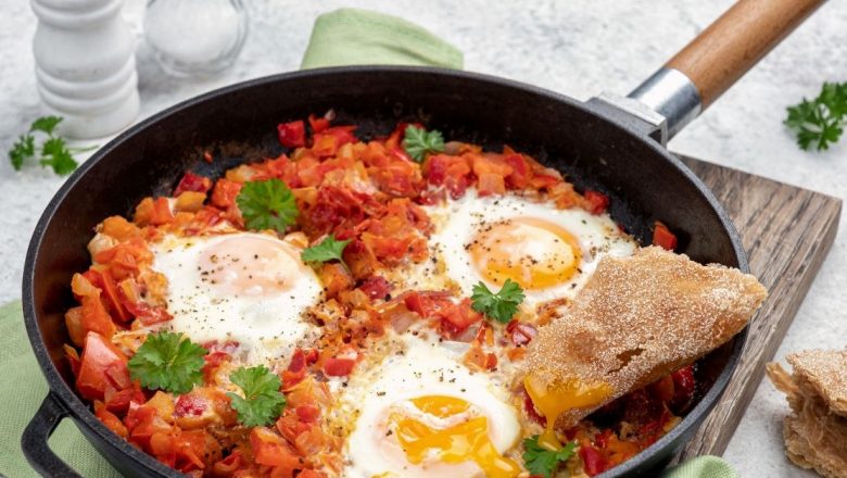 Shakshouka: O Delicatesă Aromată cu Rădăcini în Cultura Maghrebiană