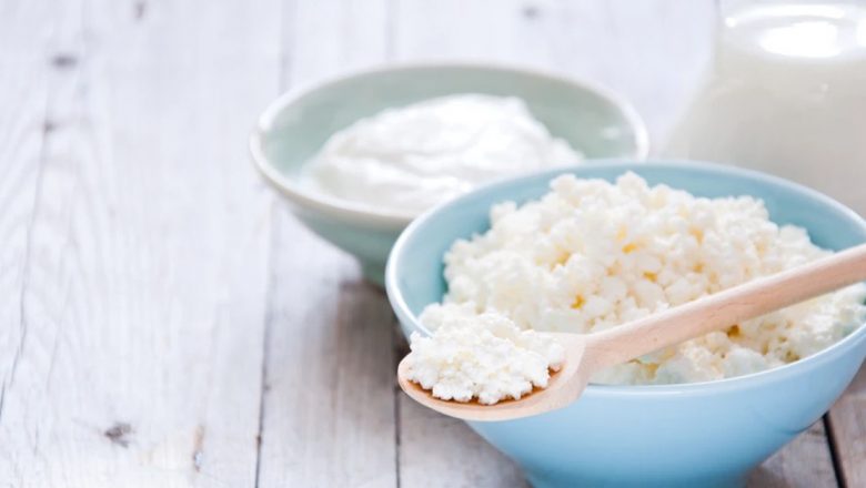 Ghidul Complet pentru Prepararea Brânzei Acasă: De la Lapte la Deliciu