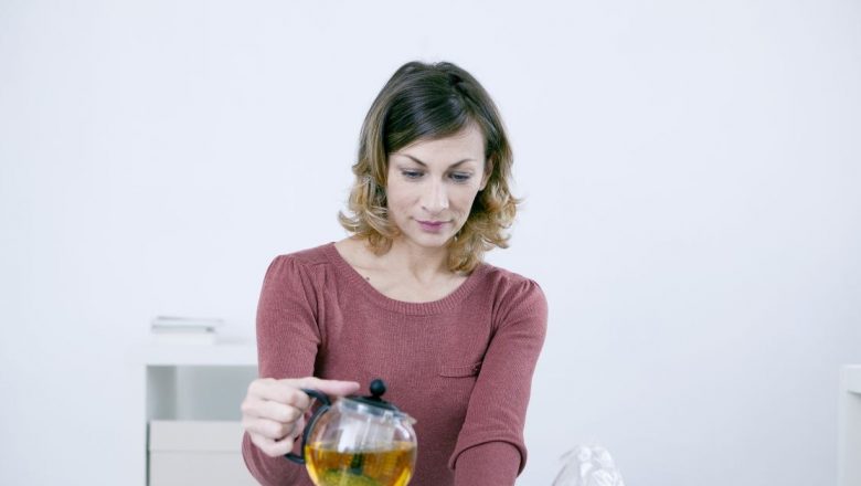 Ceaiuri esențiale pentru sărbători: Soluții naturale pentru problemele digestive după mese copioase