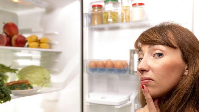 Întreținerea frigiderului: Importanța oțetului și a altor soluții naturale în prevenirea mirosurilor neplăcute