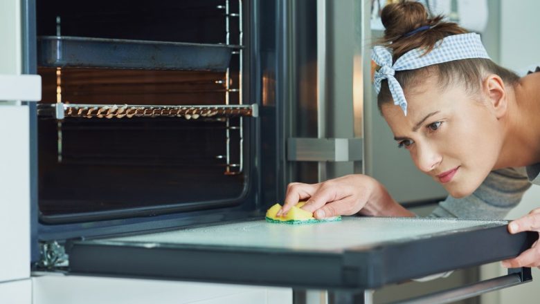 Curățarea cuptorului cu bicarbonat de sodiu și oțet: o soluție naturală eficientă pentru o bucătărie strălucitoare