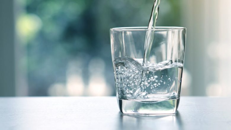 Beneficiile surprinzătoare ale consumului de apă caldă la prima oră: o analiză detaliată