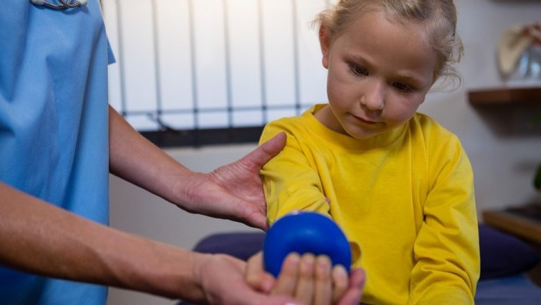 Kinetoterapia pentru copii: O soluție esențială pentru dezvoltarea sănătoasă a micuților