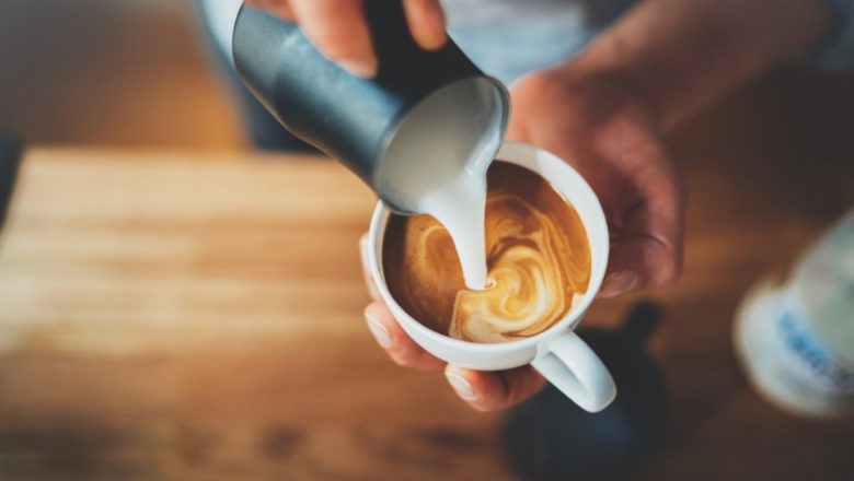 De ce Laptele în Cafea Poate Anula Beneficiile Sănătoase ale Aceasta: O Analiză Detaliată