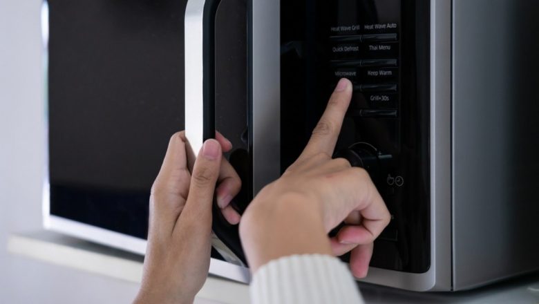 Riscurile ascunse ale încălzirii alimentelor în recipiente din plastic: Ce trebuie să știm