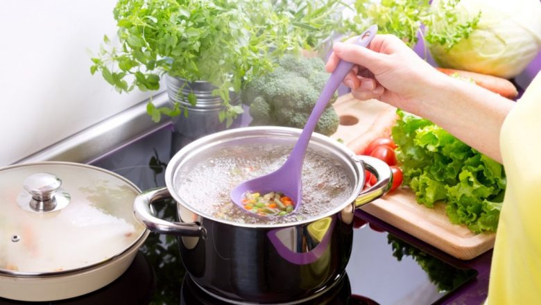 De ce să eviți fierberea legumelor: Impactul asupra valorii nutriționale și alternativele sănătoase
