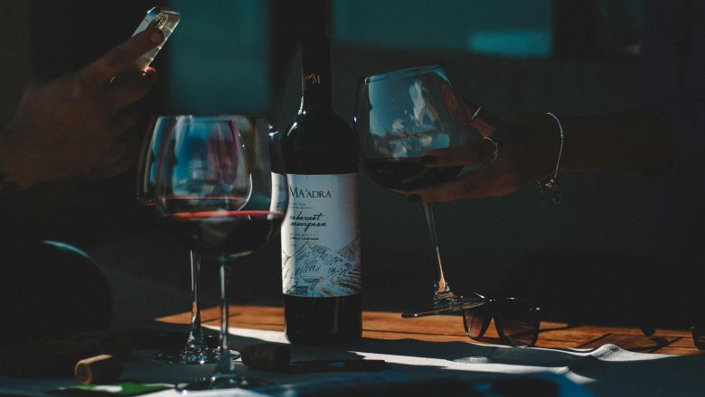 Impactul consumului excesiv de alcool asupra sănătății pielii: Cum îți dai seama că bei prea mult