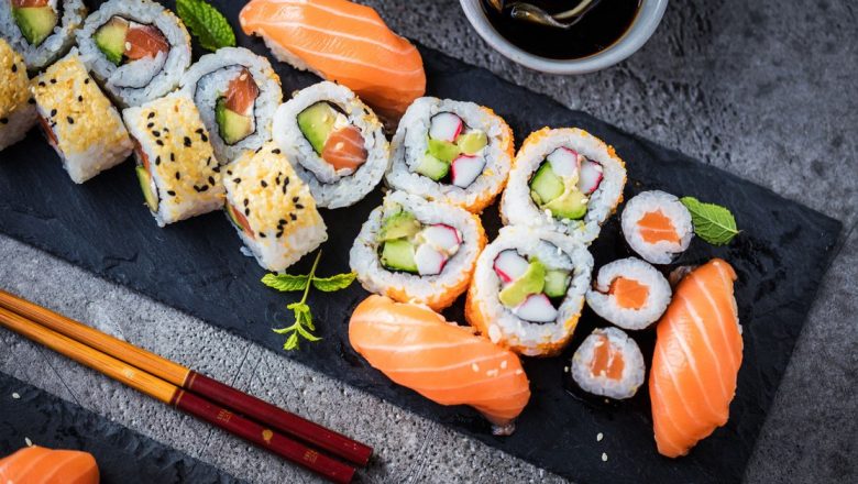 Sushi: Deliciul Japonez și Impactul Său Asupra Sănătății