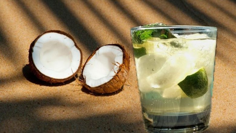 Apa de Cocos: Beneficiile Ascunse Ale Această Băutură Tropicală