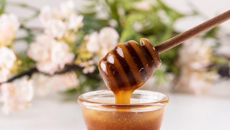 Mierea de Manuka: un remediu controversat în lupta împotriva cancerului?