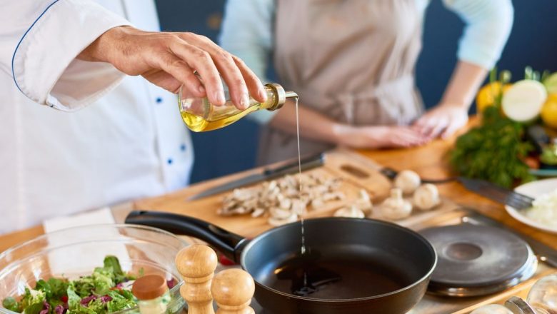 Uleiul de palmier: Un ingredient periculos în gastronomia românească și implicațiile sale pentru sănătate