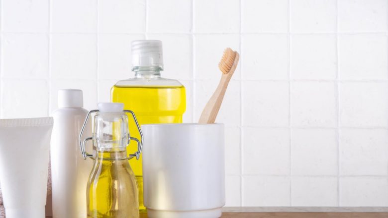 Clătirea gurii cu ulei: O abordare tradițională cu beneficii discutabile pentru sănătatea orală