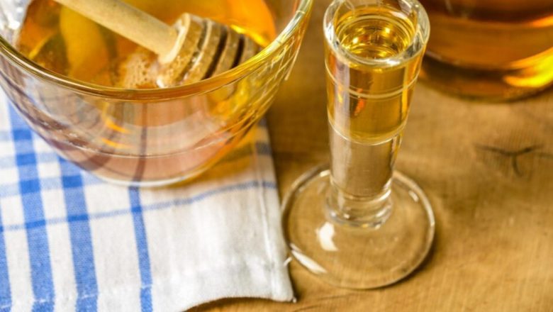 De ce să alegi apa cu miere dimineața: Beneficiile ascunse ale unei băuturi naturale