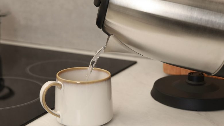 Beneficiile surprinzătoare ale apei calde în fiecare dimineață: De ce ar trebui să îți schimbi rutina