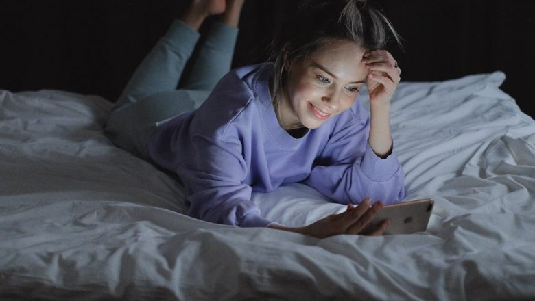 Impactul utilizării telefonului înainte de culcare asupra somnului: De ce este esențial să ne deconectăm?