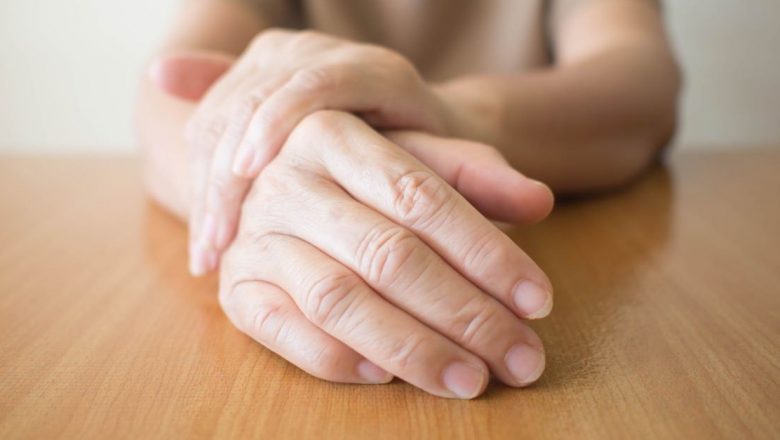 Mâini umflate: Semnele unei afecțiuni grave pe care nu trebuie să le ignori