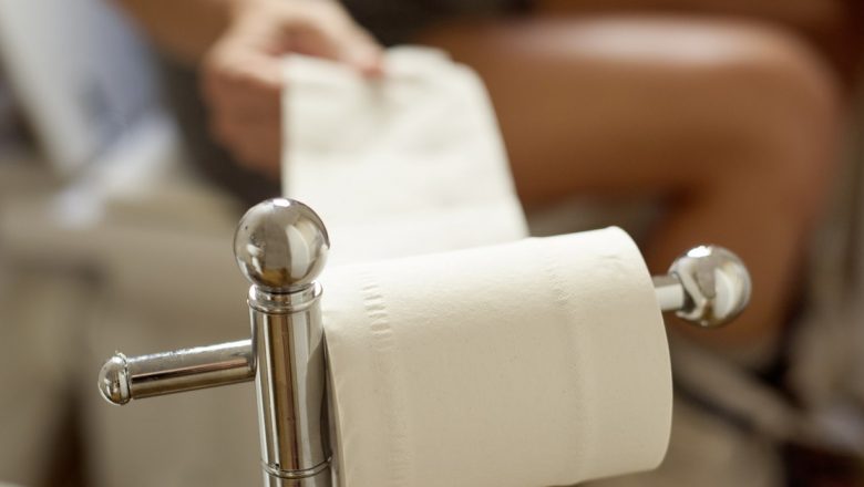 De ce plutesc fecalele? Cauze, implicații și când ar trebui să te îngrijorezi