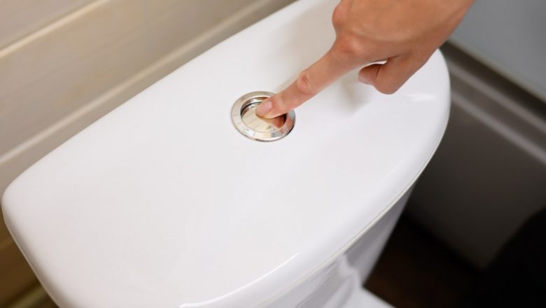 Importanța igienei în baie: De ce trebuie să tragi apa cu capacul toaletei închis