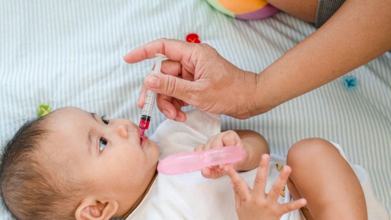 Ghid complet pentru farmacia bebelușului în vacanță: cum să te pregătești pentru orice situație