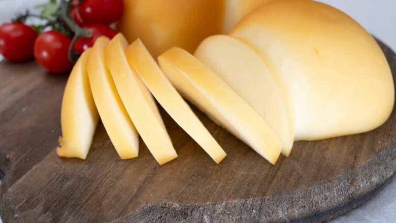 Cum să prepari acasă cașcavalul: Rețetă, Beneficii și Impactul Asupra Alimentației