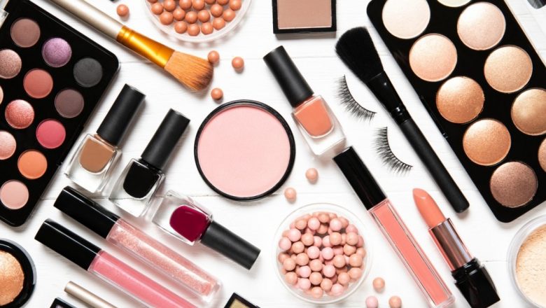 Substanțele Periculoase din Produsele Cosmetice: O Analiză Detaliată a Impactului Asupra Sănătății