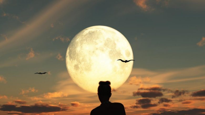Ritualurile Băii de Lună: O Întoarcere la Tradiții Ancestrale și Impactul Lor Asupra Spiritului Uman