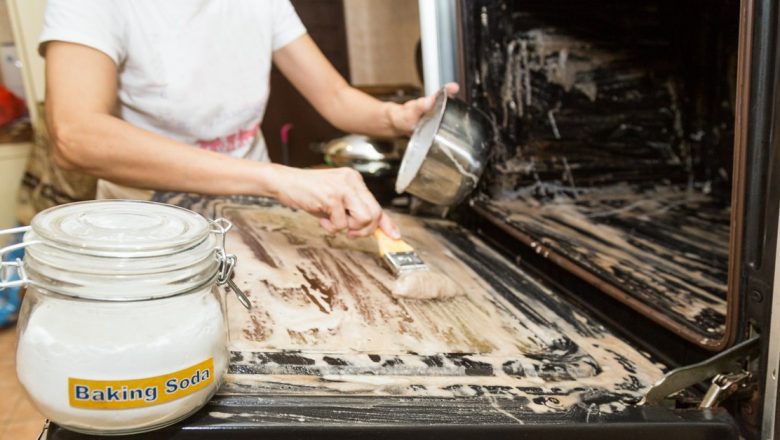 Curățarea eficientă a cuptorului: Soluții simple cu ingrediente din bucătărie