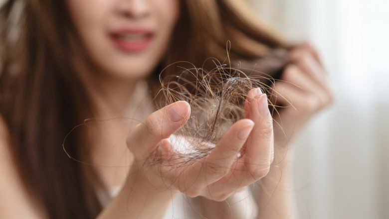 Impactul Obiceiurilor de Noapte Asupra Sănătății Părului: Cum Mersul la Culcare cu Părul Umed Poate Aduce Probleme Serioase