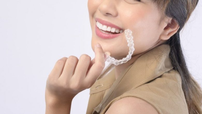 Alegerea Între Aparatul Dentar Metalic și Tratamentul cu Invisalign: O Analiză Detaliată a Opțiunilor Ortodontice Moderne