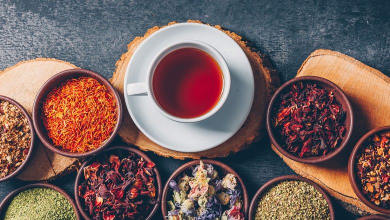 Ceaiurile care combat durerile de stomac: Remedii naturale la îndemână