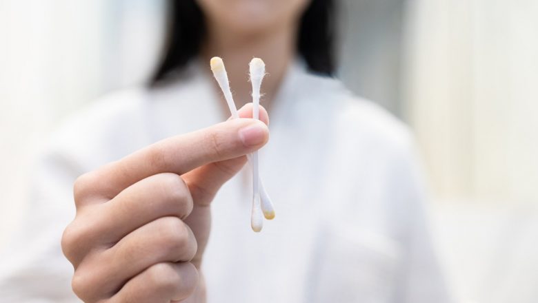 Ceara din urechi: Indiciu despre sănătatea noastră sau simplu reziduu?